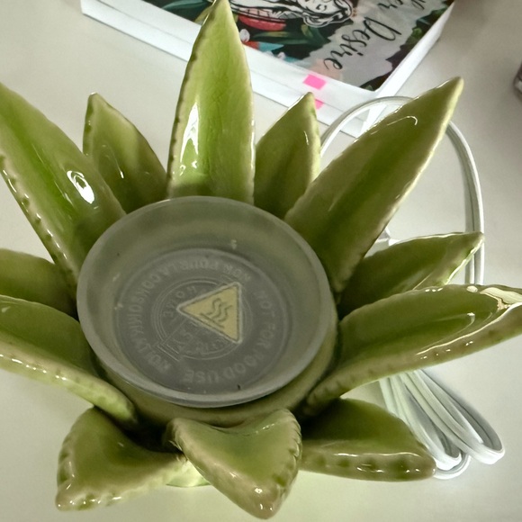 Scentsy “Aloe Vera” warmer - Picture 2 of 15